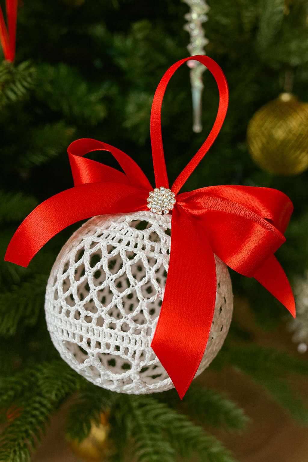 Bola branca com laço vermelho