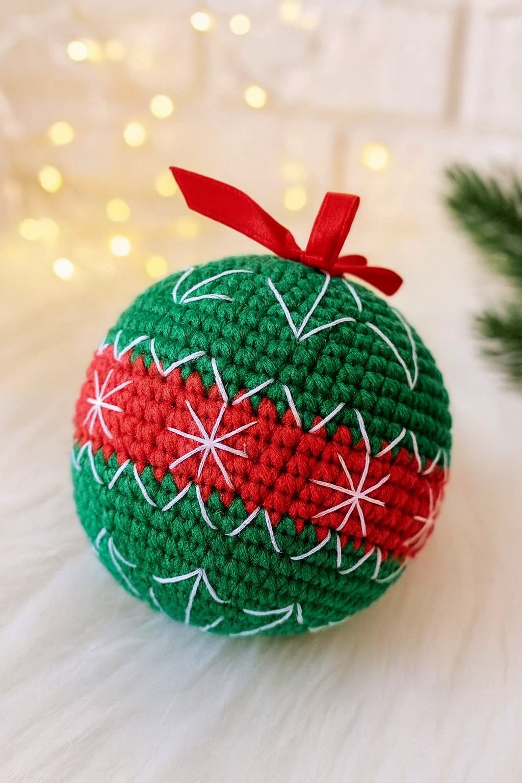 Bola verde e vermelha com bordado